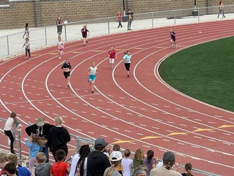 3rd grade runners on the track