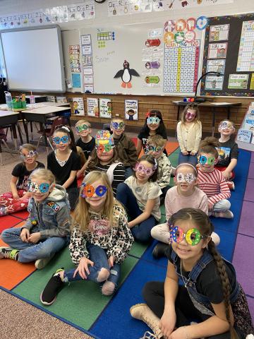 100 day group picture of 1st graders