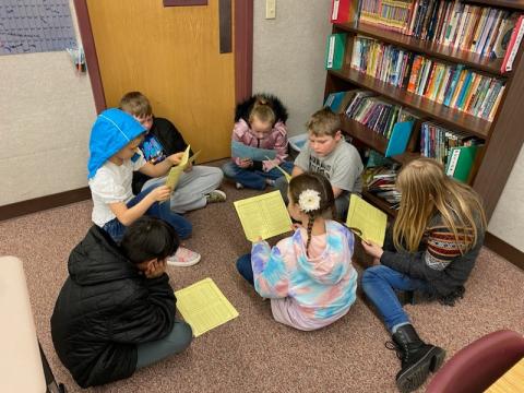 4th graders reading the play