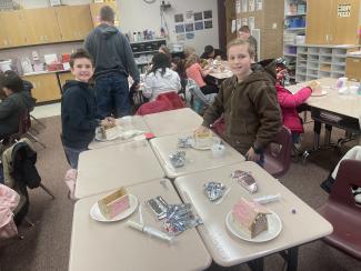 4th graders making their valentine houses